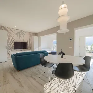 apartmentsgarda-lisola-blu.hotelinveneto.com/